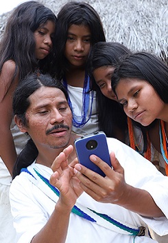 indígenas consultan su móvil